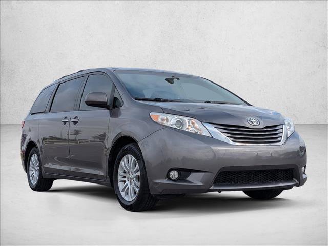 Used 2015 Toyota Sienna XLE image 3