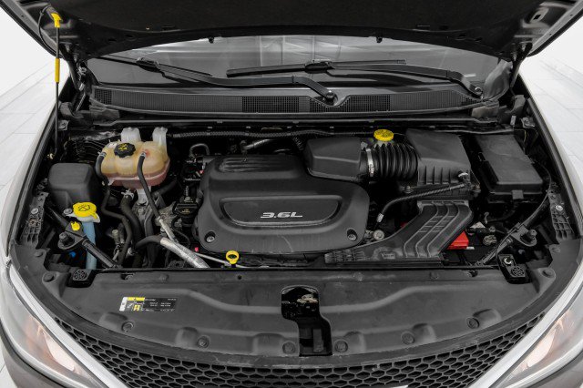 Used 2019 Chrysler Pacifica Touring-L FWD image 47