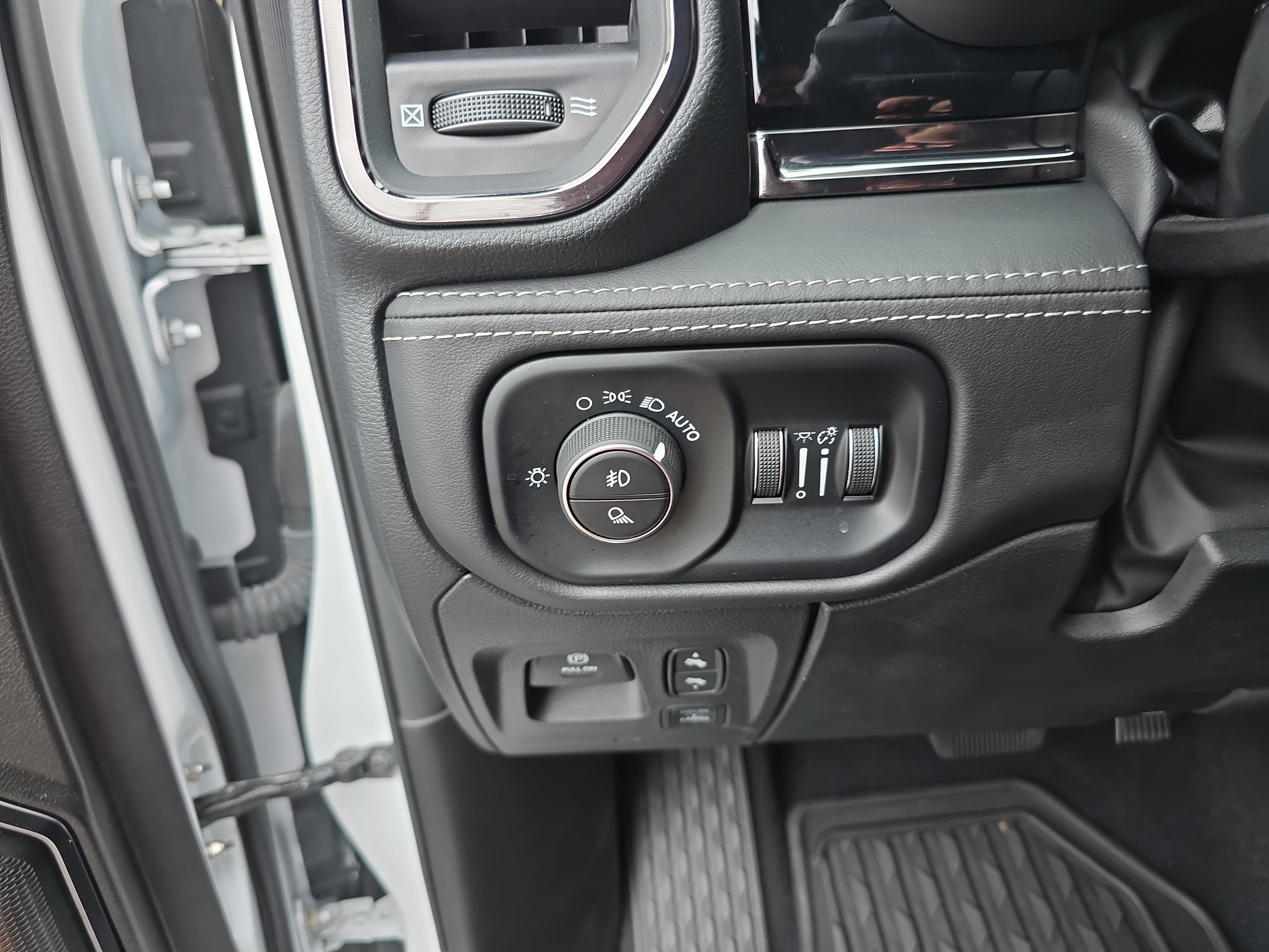Used 2025 RAM 1500 Limited AWD/4WD image 36