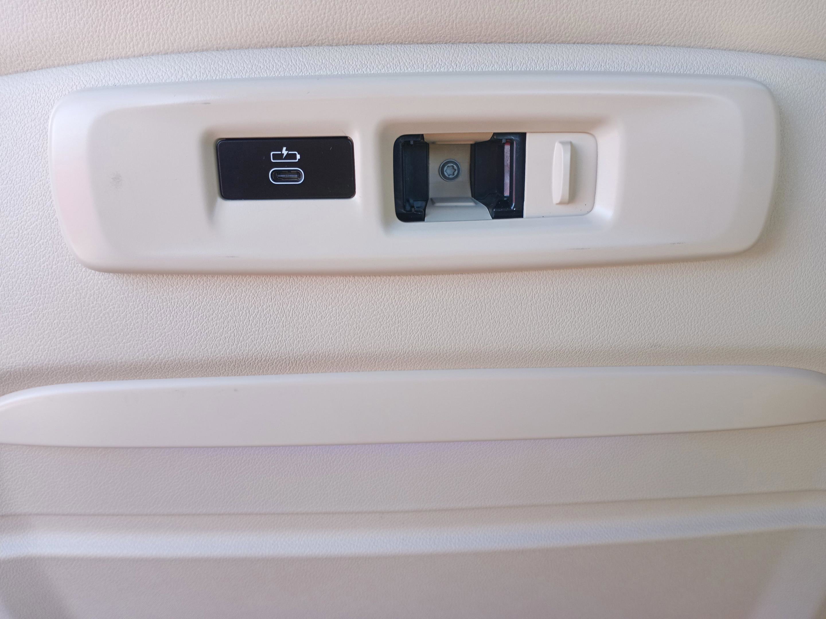 Used 2022 BMW X6 xDrive40i w/ Executive Package image 34