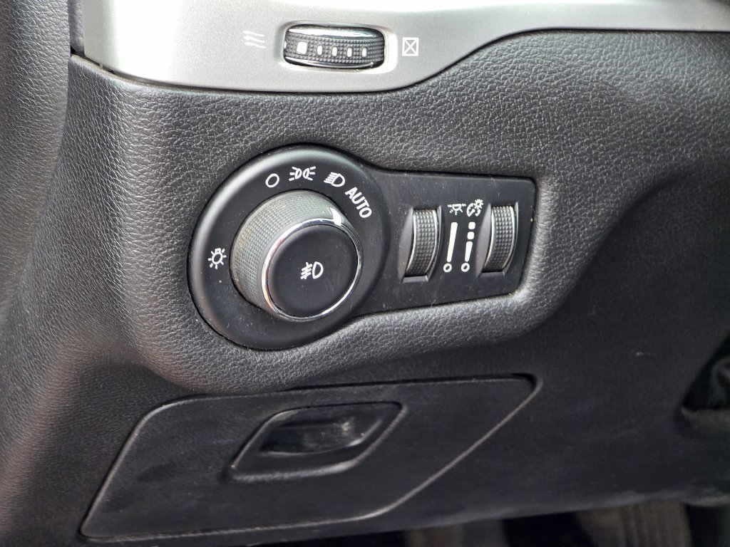 Used 2016 Jeep Cherokee Trailhawk w/ Cold Weather Group AWD/4WD image 41