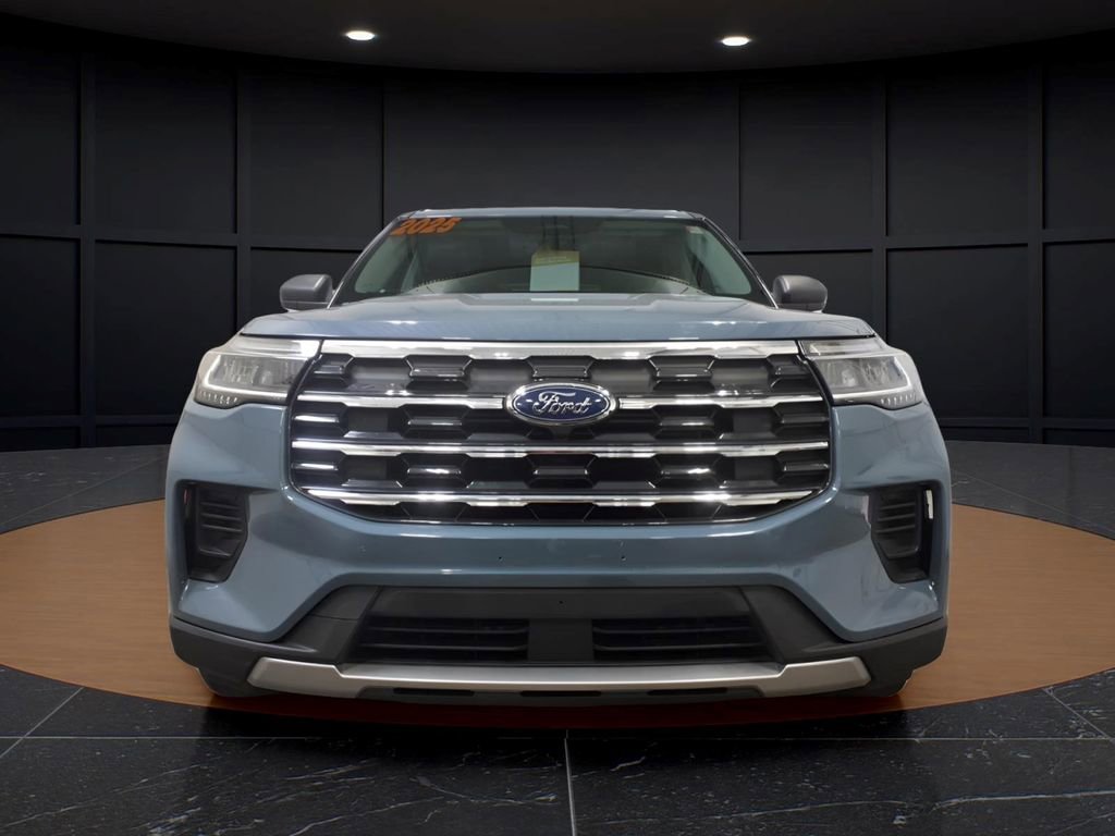 Used 2025 Ford Explorer Active AWD/4WD image 2