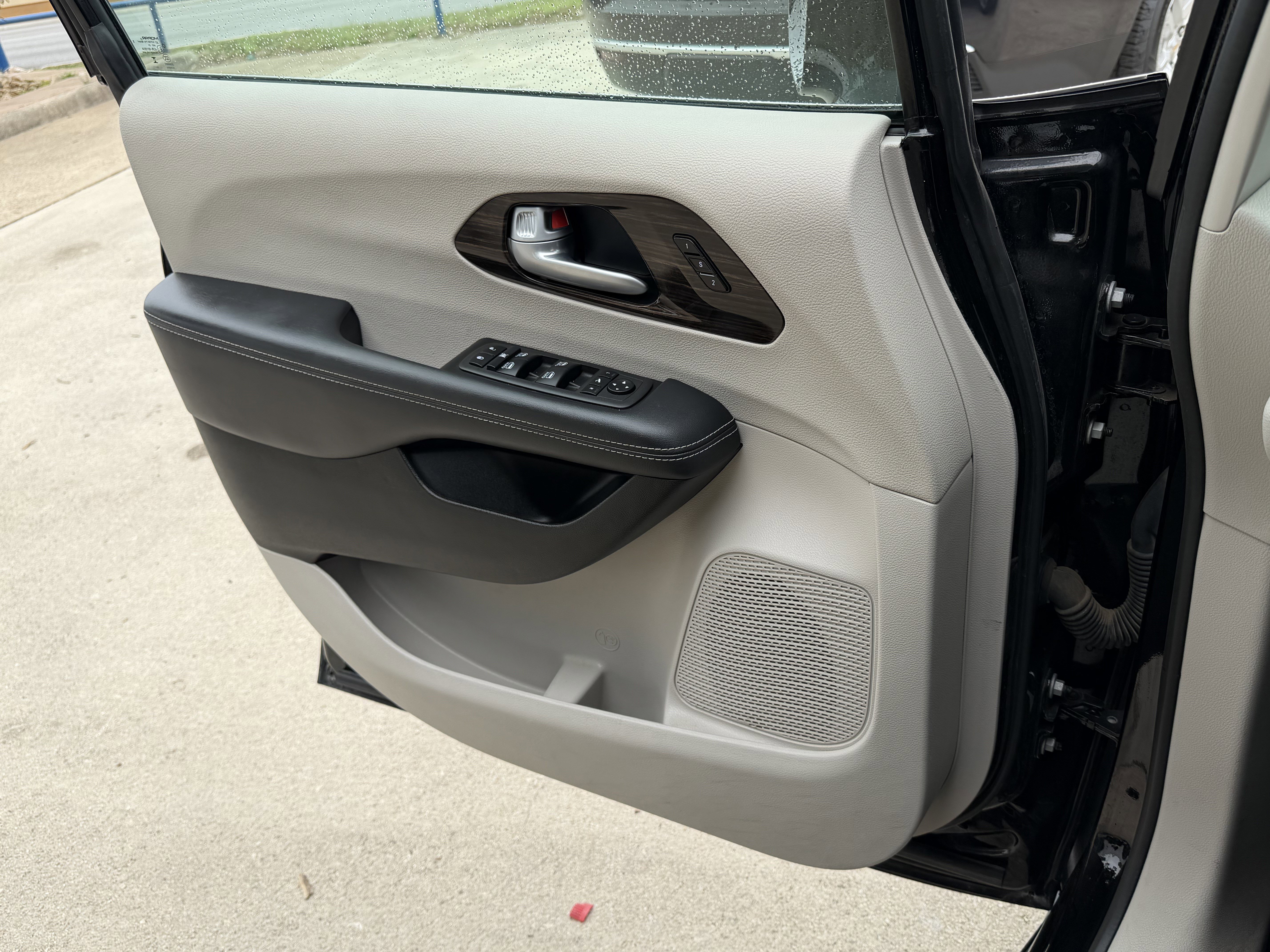 Used 2024 Chrysler Pacifica Limited FWD image 25