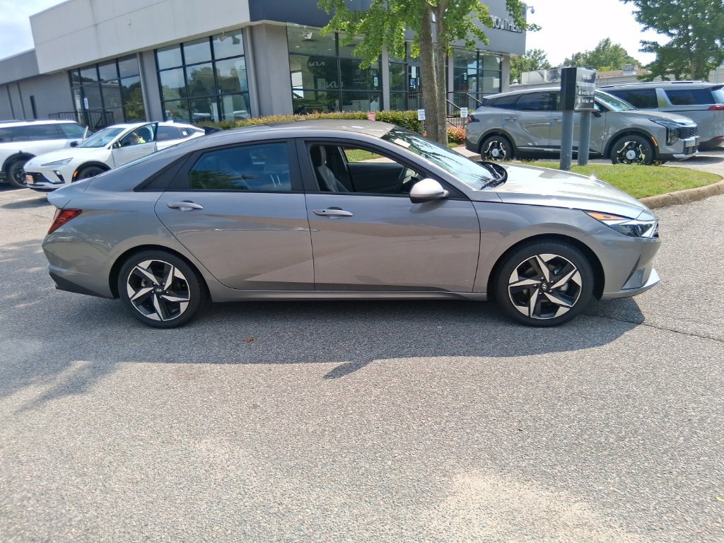 Used 2023 Hyundai Elantra SEL w/ Convenience Package FWD image 5