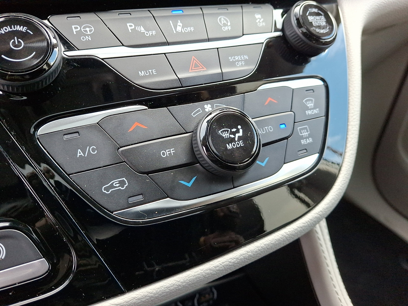 Used 2023 Chrysler Pacifica Limited image 18