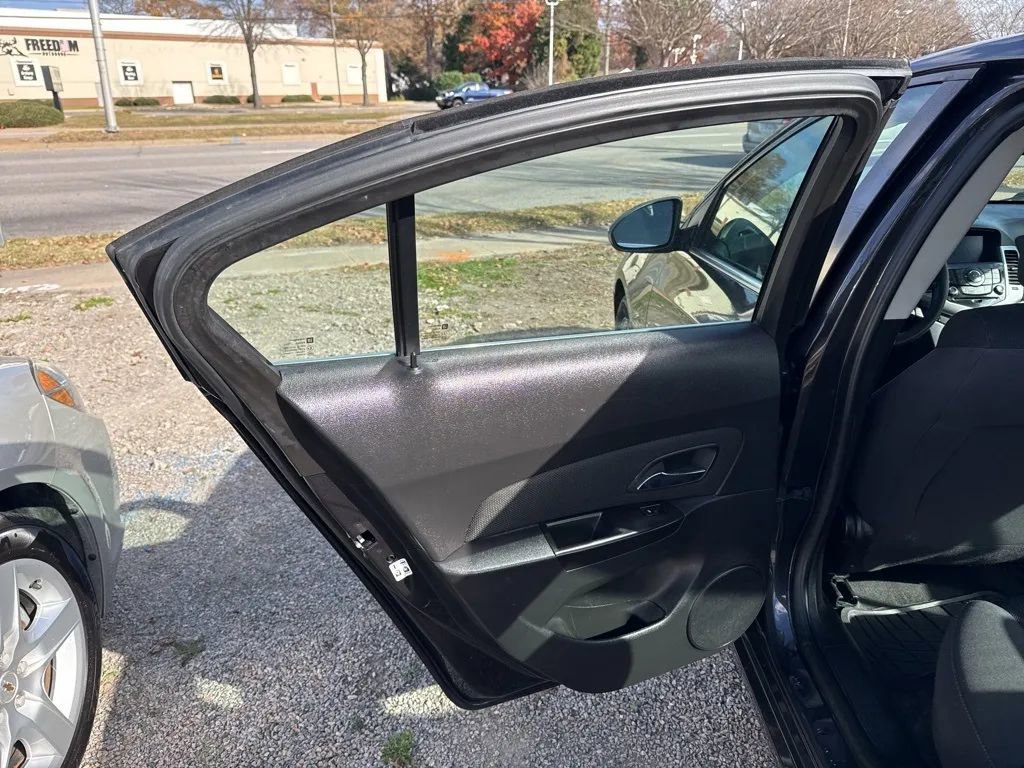 Used 2016 Chevrolet Cruze LT w/ Technology Package image 12