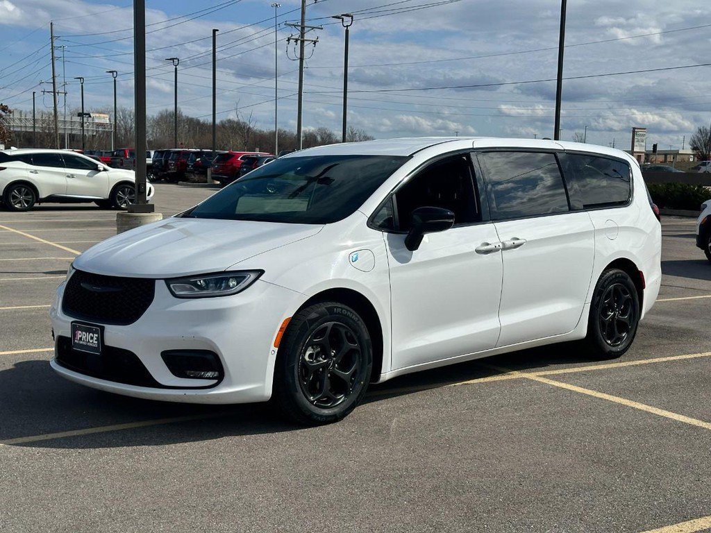 Used 2024 Chrysler Pacifica Limited