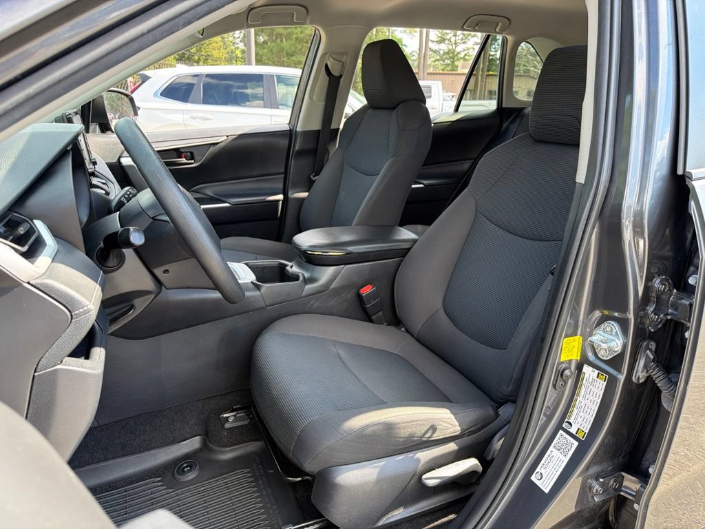 Used 2022 Toyota RAV4 LE FWD image 17