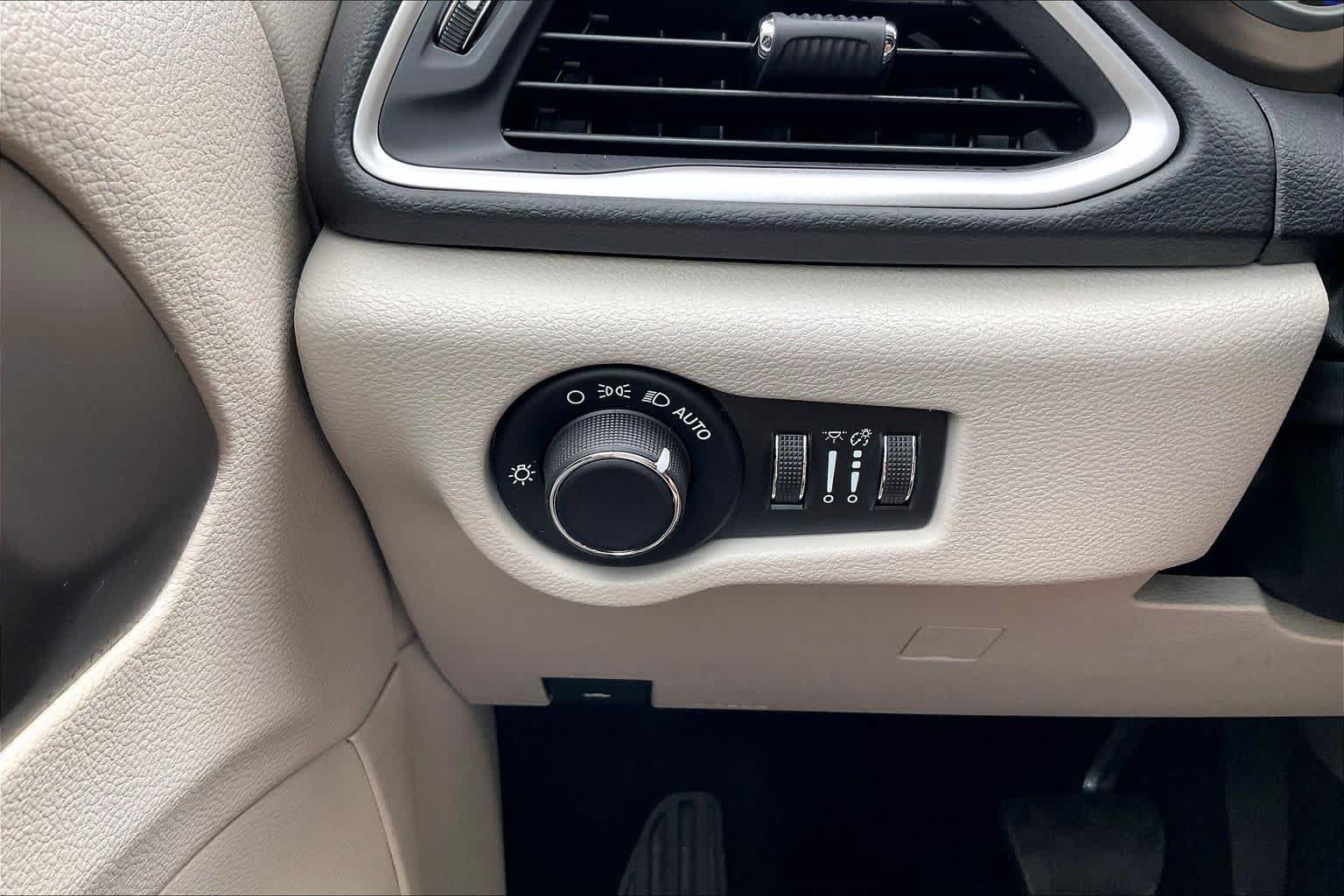 Used 2021 Chrysler Voyager Lxi FWD image 33