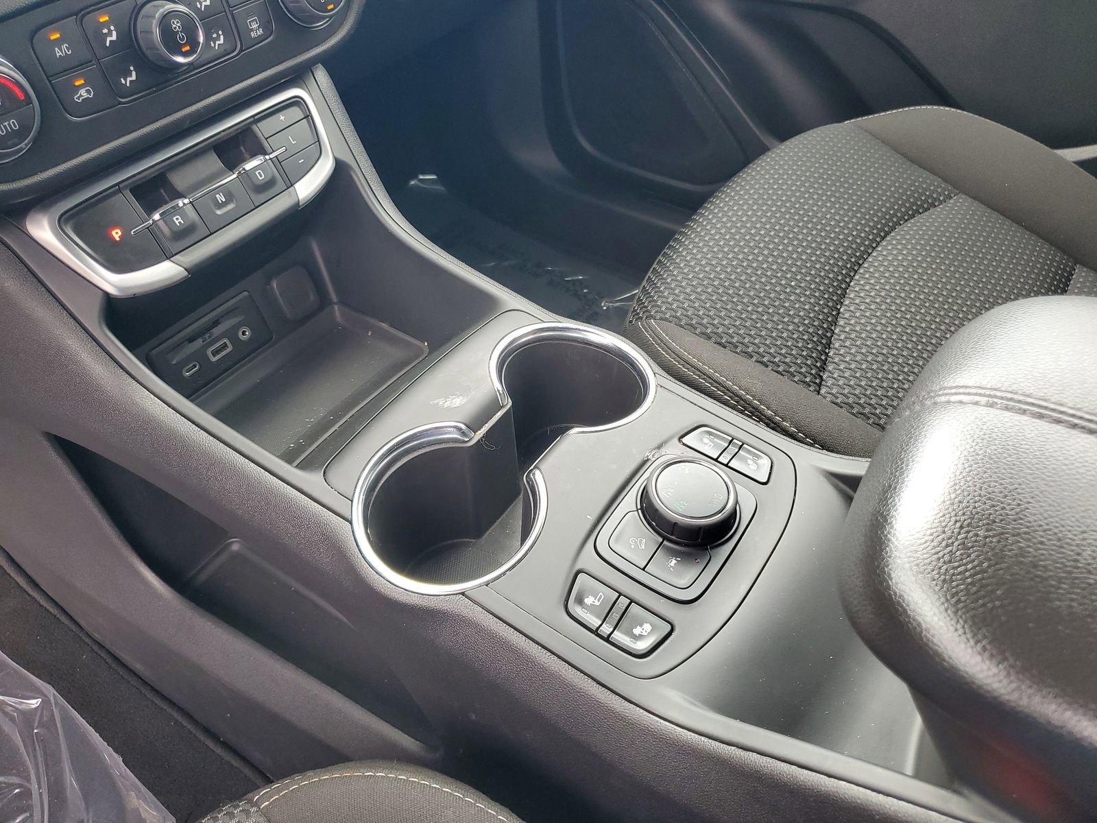 Used 2024 GMC Terrain SLE w/ Driver Convenience Package image 19