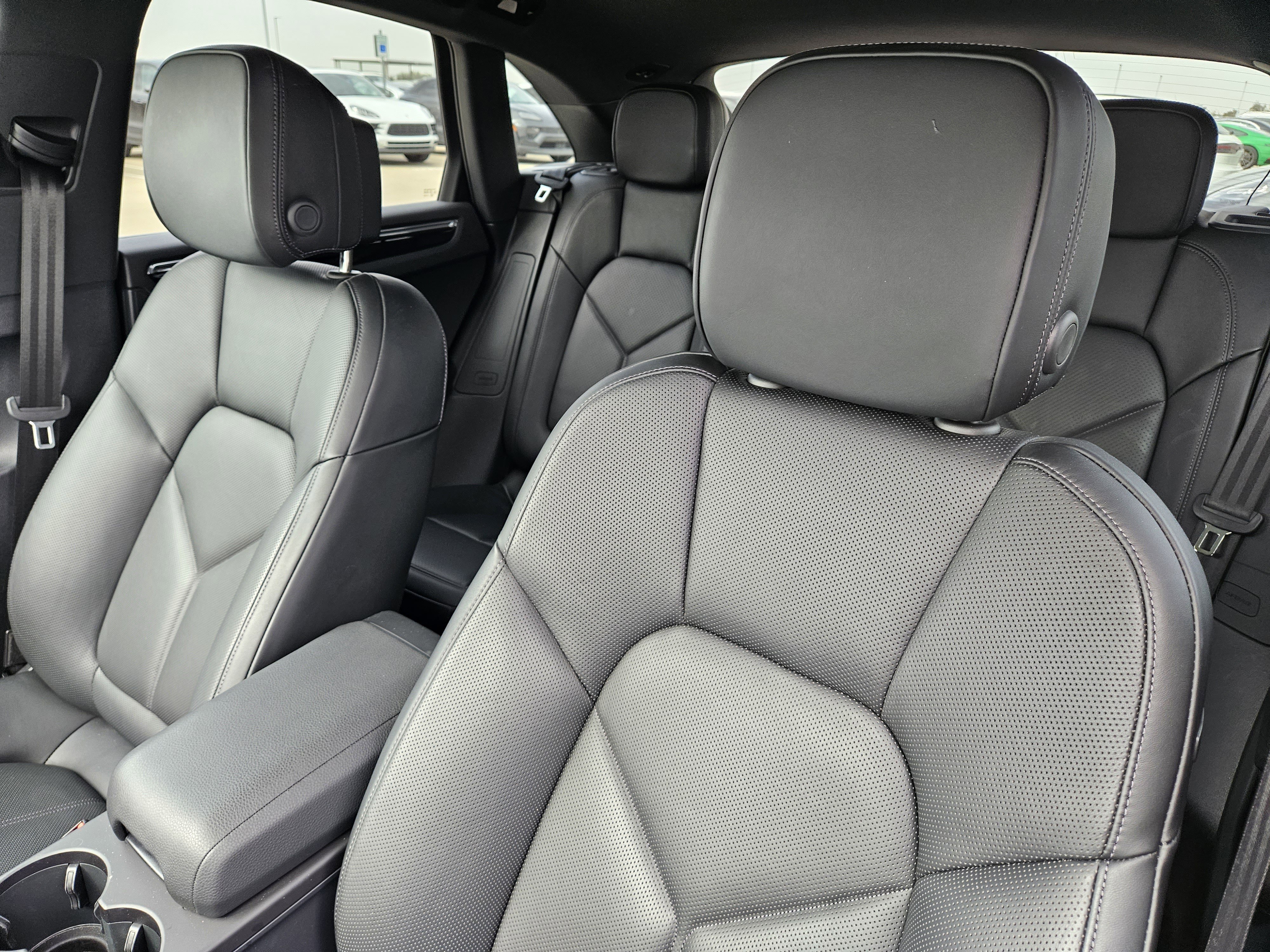 Certified 2025 Porsche Macan image 6