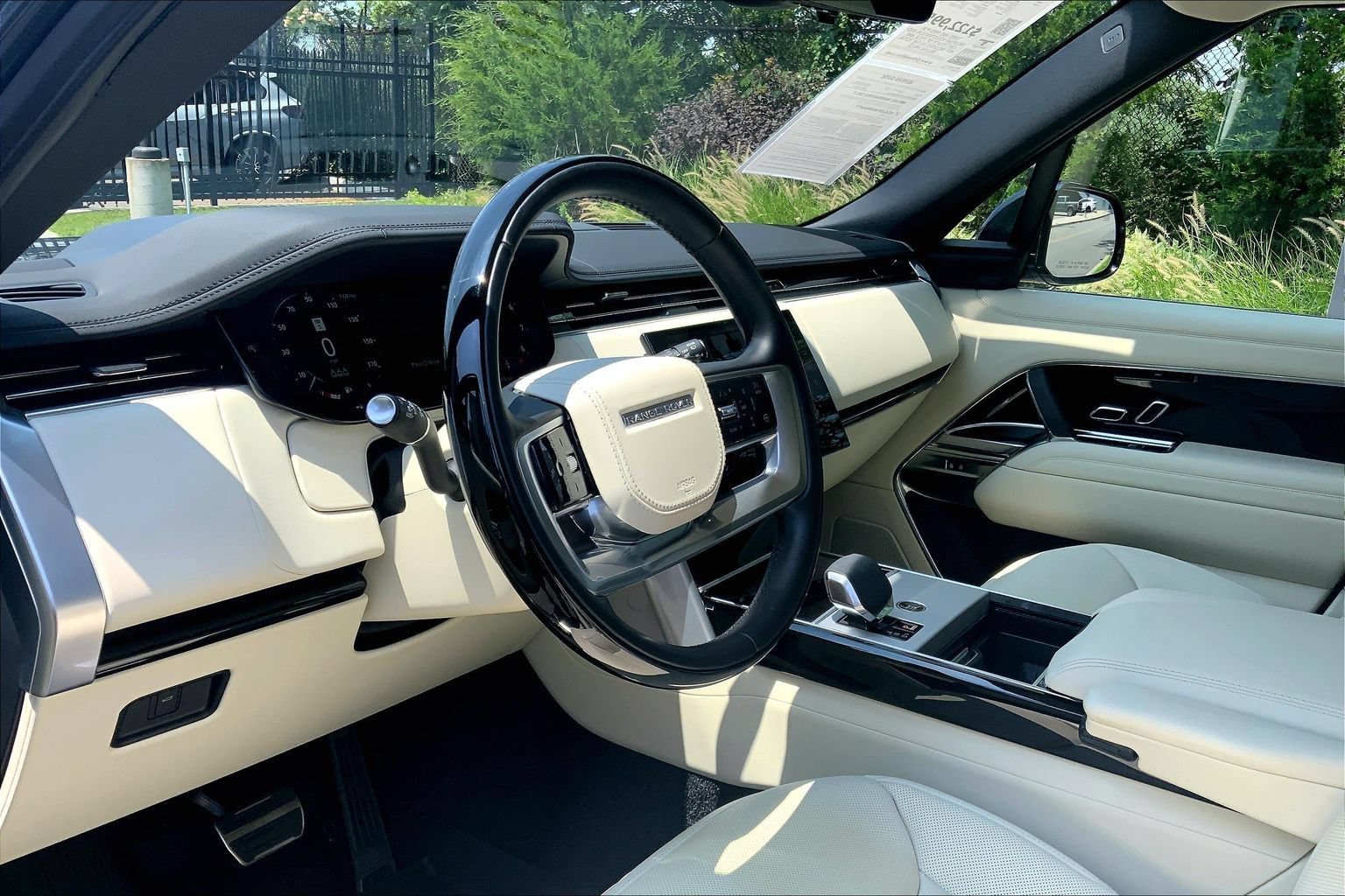 Certified 2025 Land Rover Range Rover SE AWD/4WD image 17