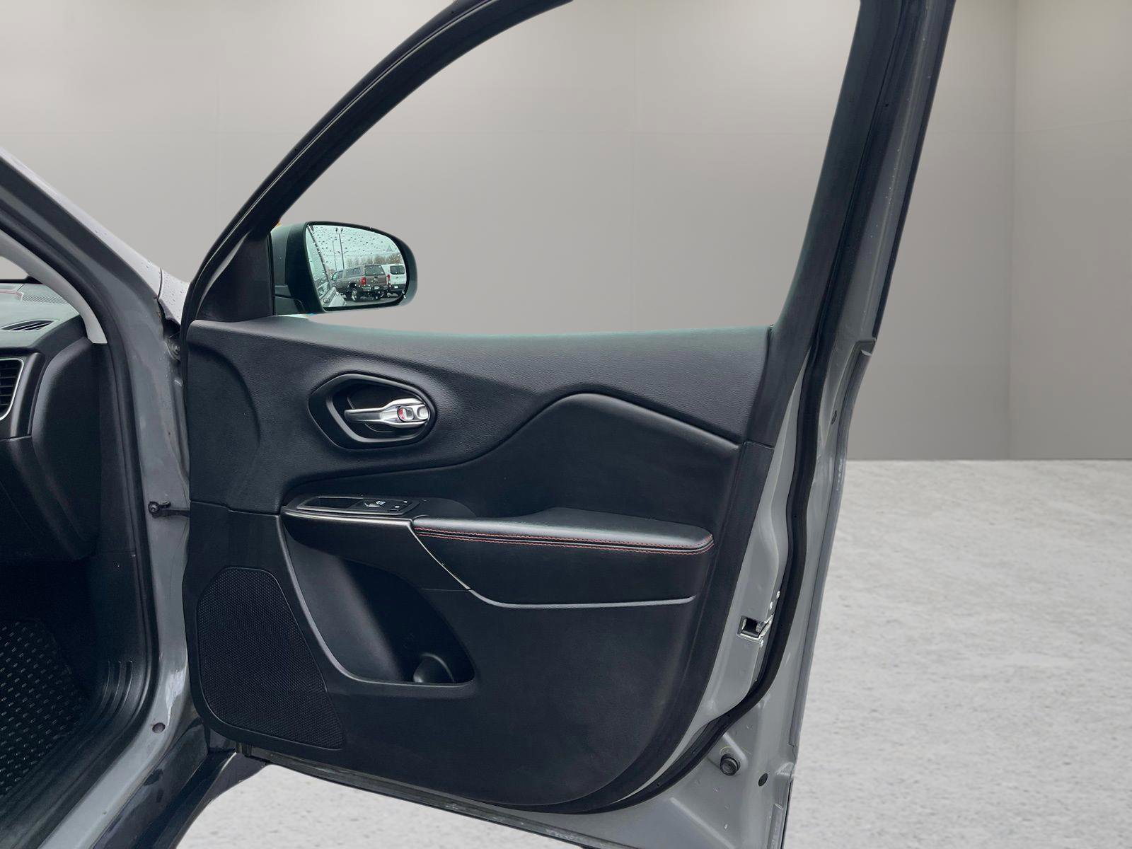 Used 2019 Jeep Cherokee Trailhawk image 33