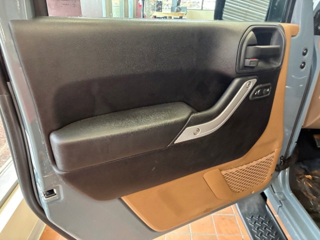 Used 2014 Jeep Wrangler Unlimited Sahara w/ Connectivity Group AWD/4WD image 12
