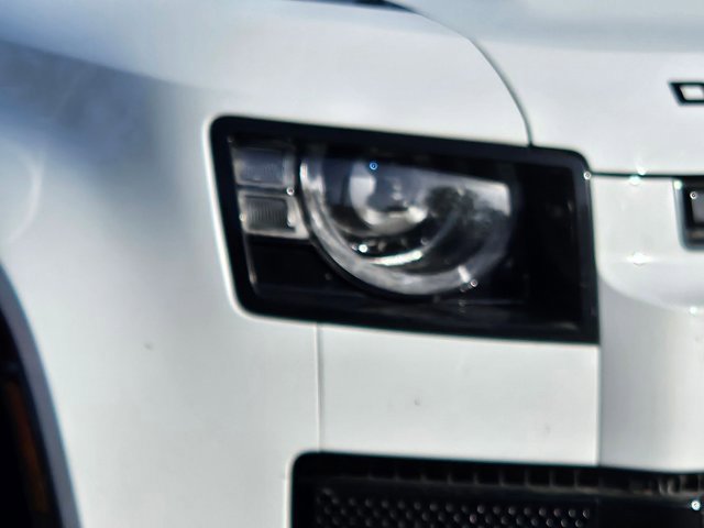 Used 2024 Land Rover Defender 110 X-Dynamic SE AWD/4WD image 4
