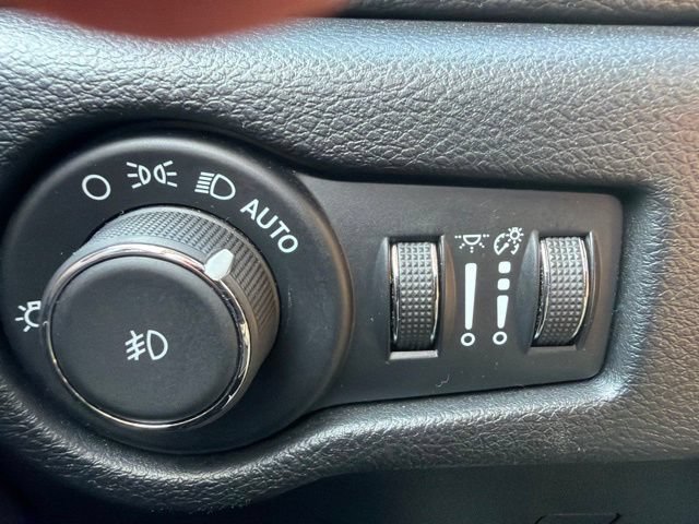 Used 2025 Chrysler Pacifica Limited FWD image 48