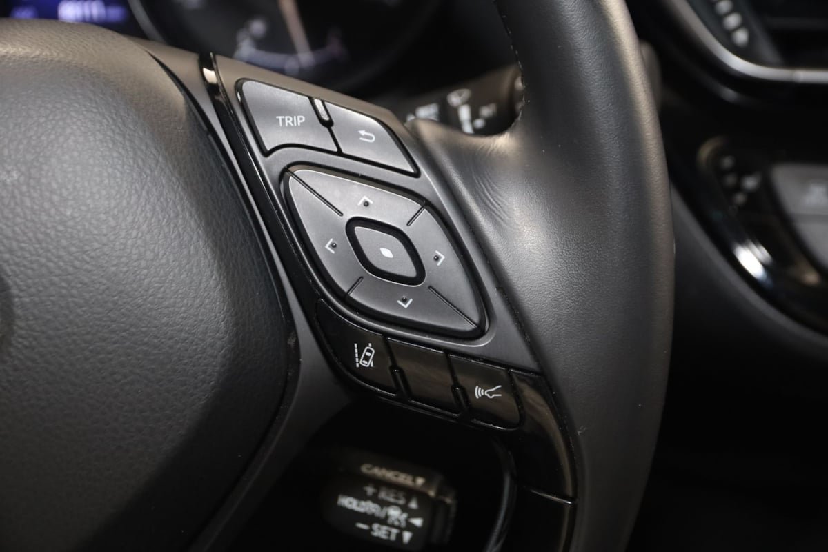 Used 2018 Toyota C-HR XLE FWD image 32
