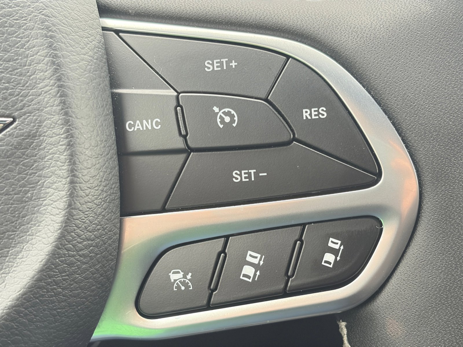 Used 2025 Chrysler Pacifica Select image 18