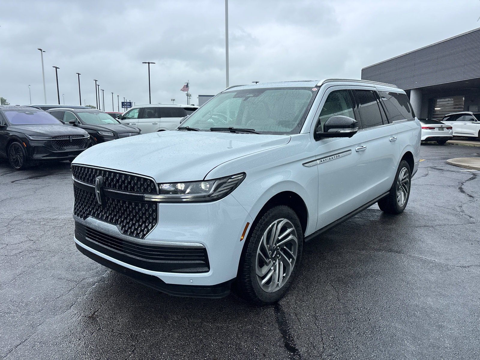 New 2026 Lincoln Navigator L Reserve AWD/4WD image 3