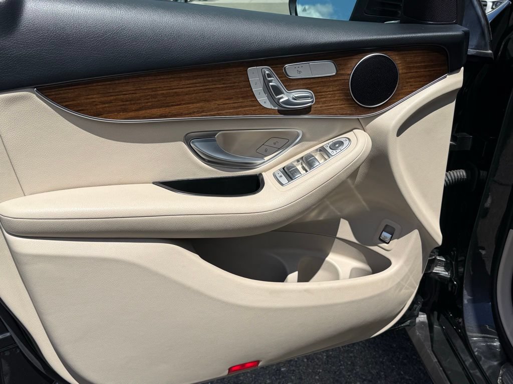 Used 2022 Mercedes-Benz GLC 300 4MATIC w/ Premium Package Lite image 19