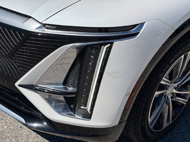 Used 2025 Cadillac Lyriq Luxury AWD/4WD image 9
