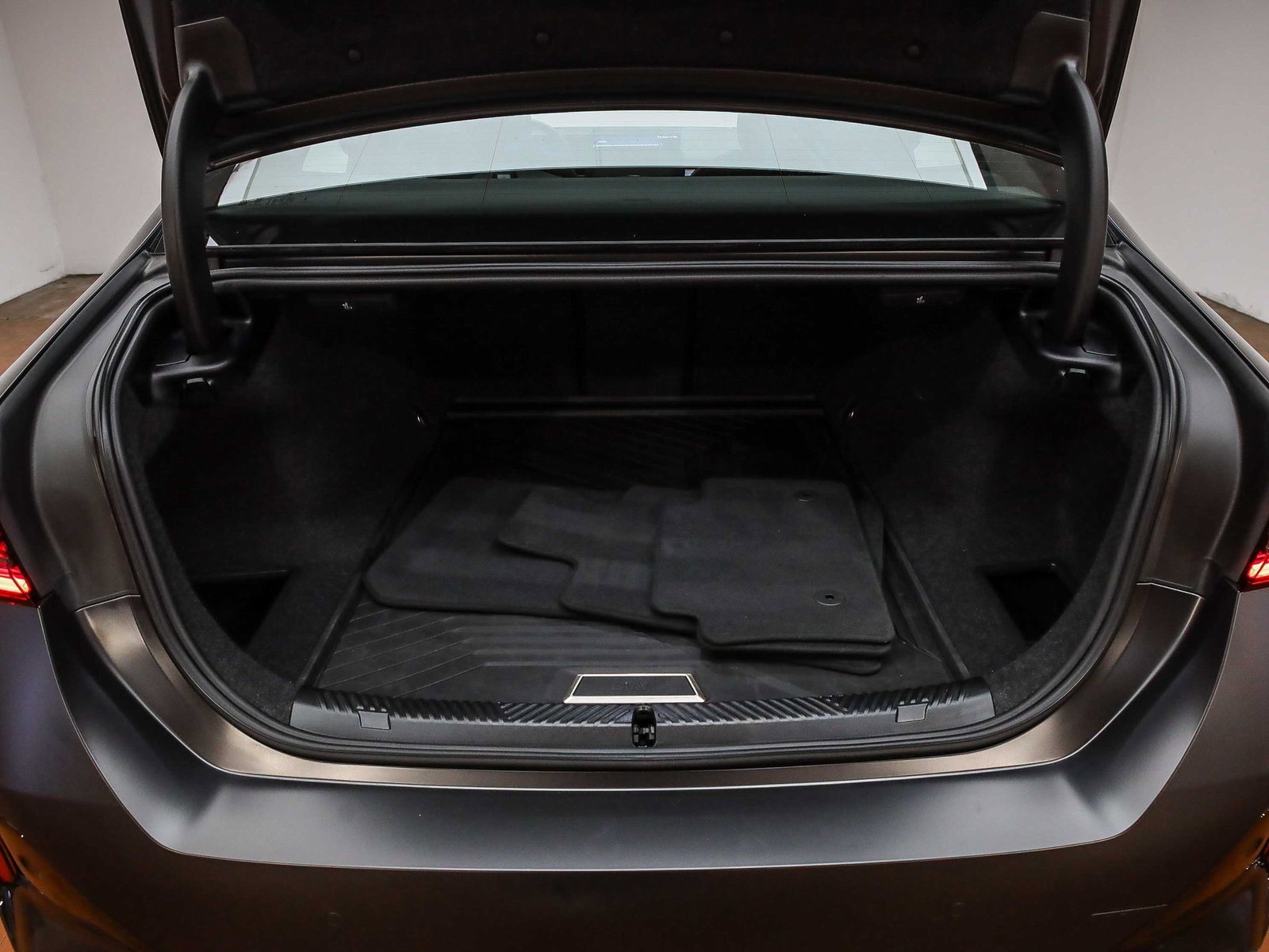 Used 2026 BMW i5 eDrive40 w/ M Sport Package image 27