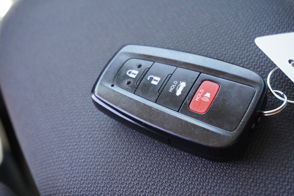 Used 2020 Toyota Corolla LE w/ Carpet Mat Package (TMS) FWD image 22