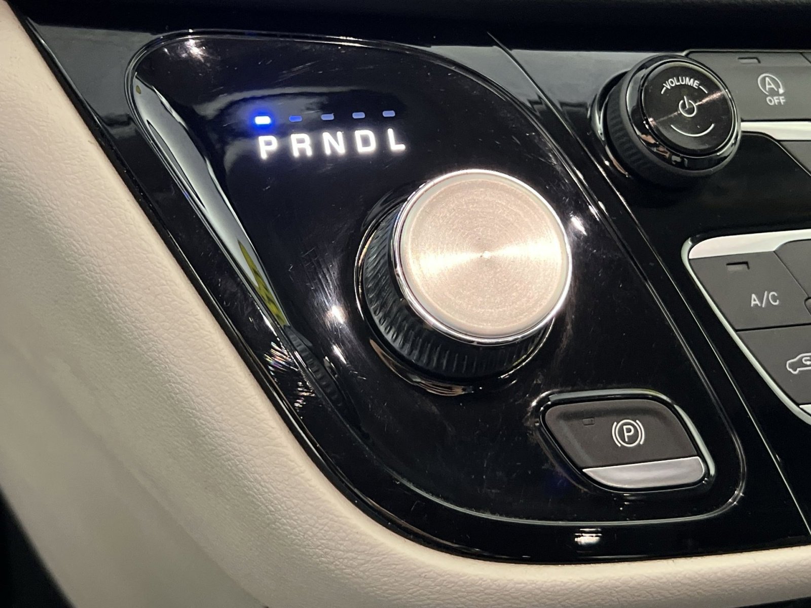 Used 2019 Chrysler Pacifica Touring Plus w/ Tire & Wheel Group FWD image 23