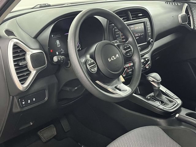 Used 2025 Kia Soul LX w/ LX Technology Package FWD image 14