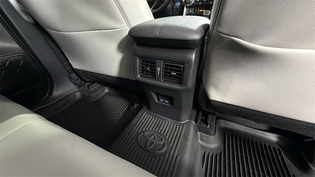 Used 2022 Toyota RAV4 Limited image 32