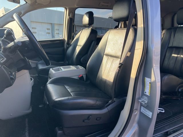 Used 2016 Chrysler Town & Country Touring FWD image 11