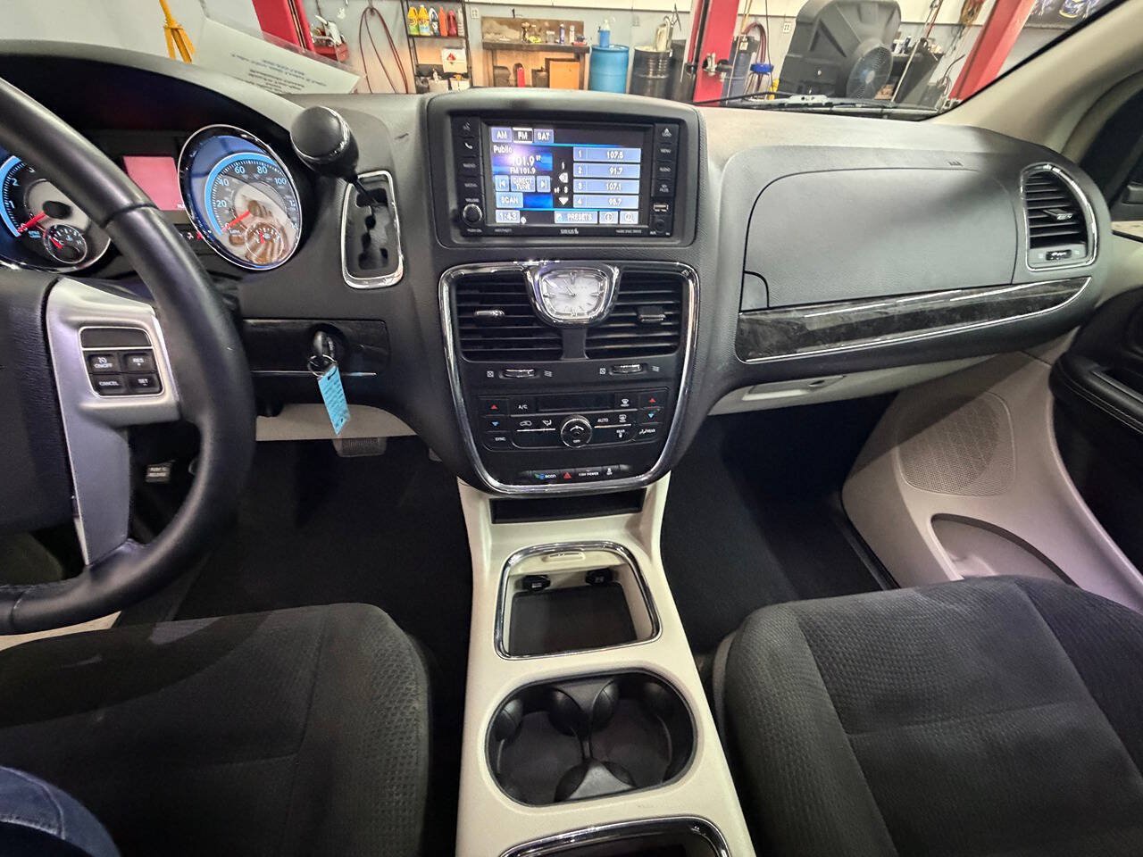 Used 2015 Chrysler Town & Country Touring FWD image 17