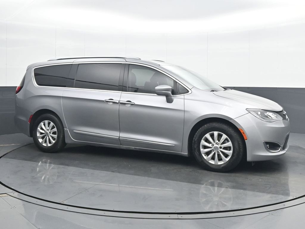 Used 2019 Chrysler Pacifica Touring-L image 8