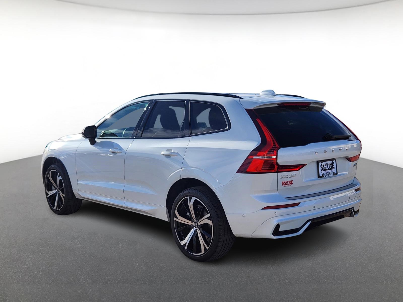 Used 2022 Volvo XC60 B5 R-Design w/ Advanced Package image 4