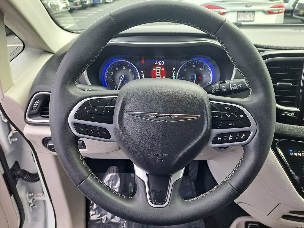 Used 2024 Chrysler Pacifica Touring-L image 32