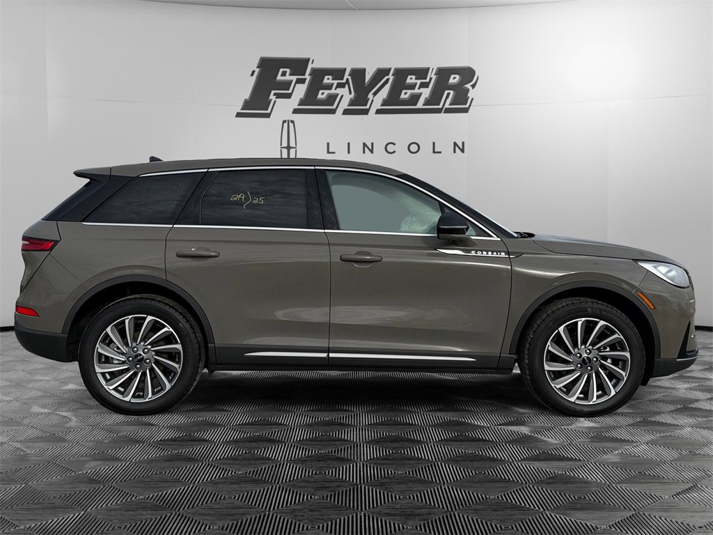 Used 2025 Lincoln Corsair Reserve image 6