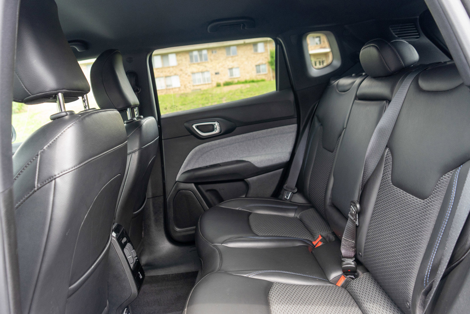 Used 2023 Jeep Compass Latitude w/ Convenience Group AWD/4WD image 29