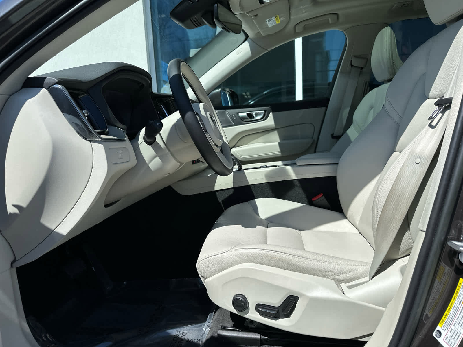 Used 2023 Volvo XC60 B5 Plus w/ Climate Package image 10