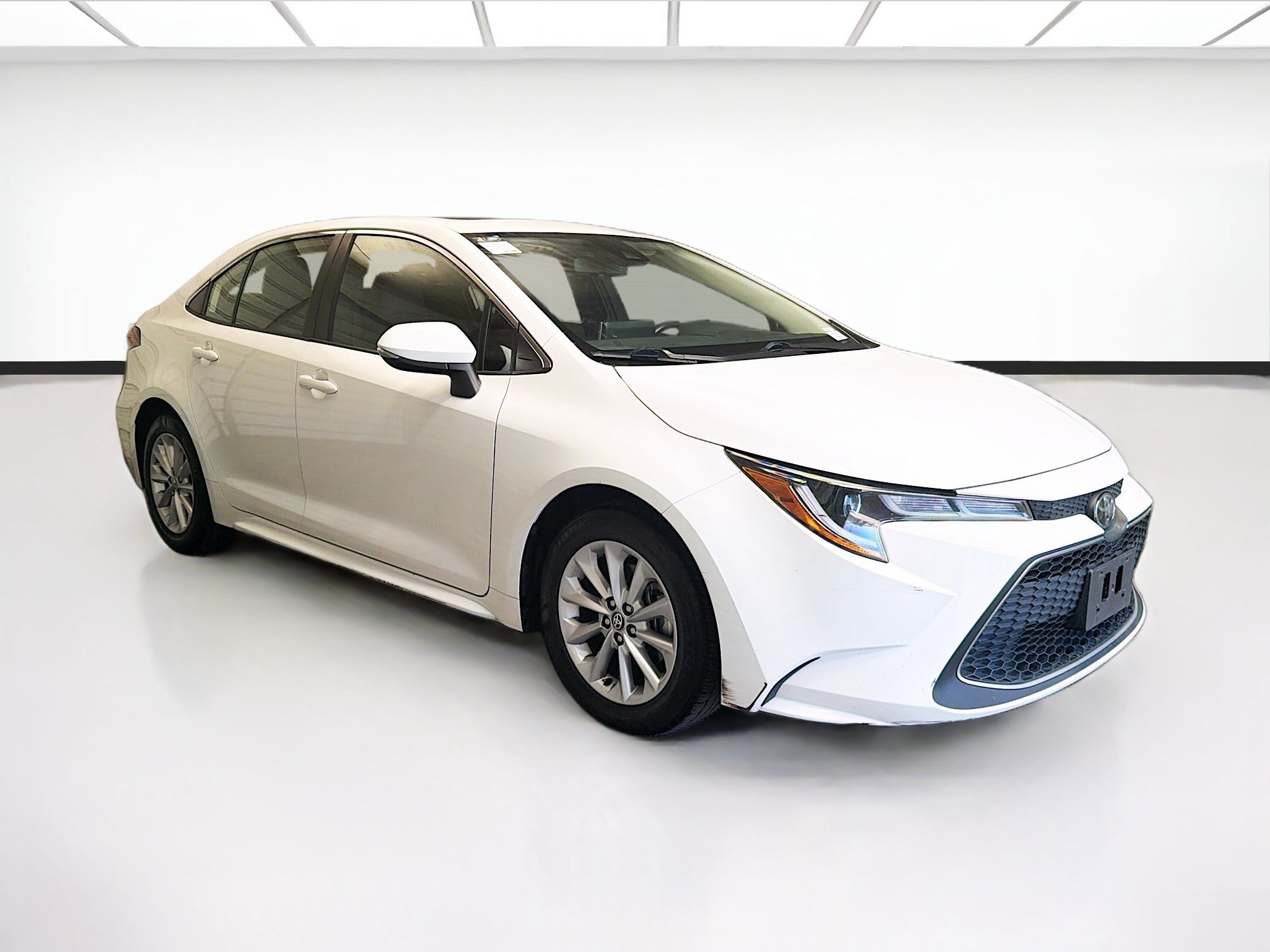 Used 2022 Toyota Corolla XLE FWD image 3