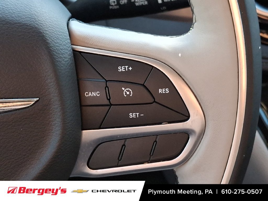 Used 2018 Chrysler Pacifica Limited FWD image 27