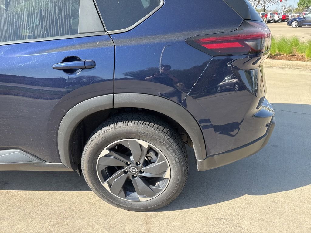 Used 2024 Nissan Rogue SV image 3