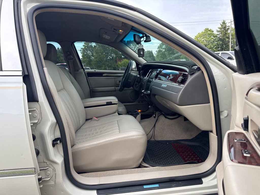 Used 2006 Lincoln Town Car Signature RWD image 12