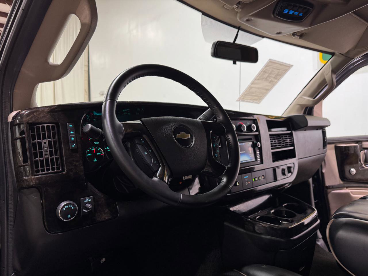 Used 2018 Chevrolet Express 2500 w/ Enhanced Convenience Package RWD image 9