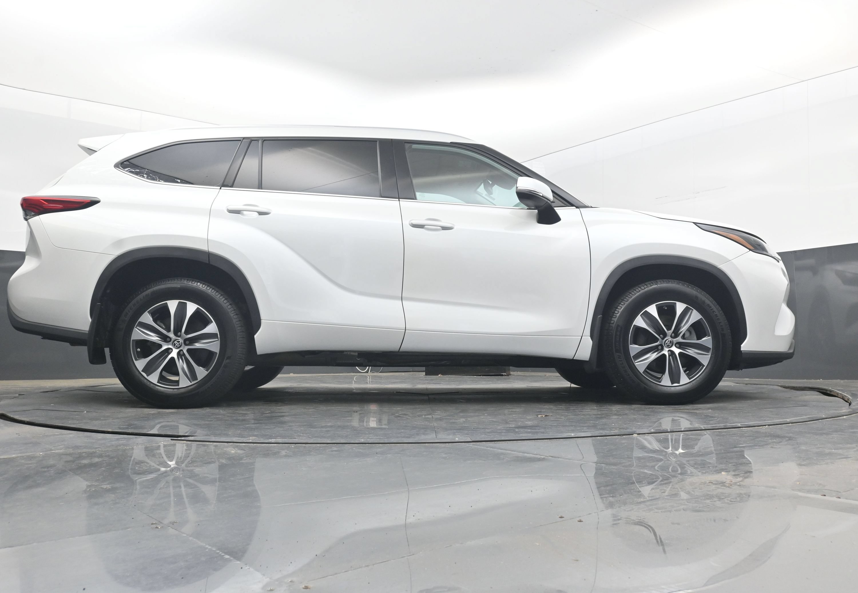 Used 2022 Toyota Highlander XLE AWD/4WD image 30