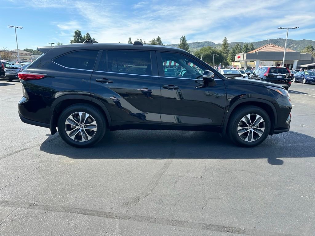 Used 2023 Toyota Highlander XLE image 6
