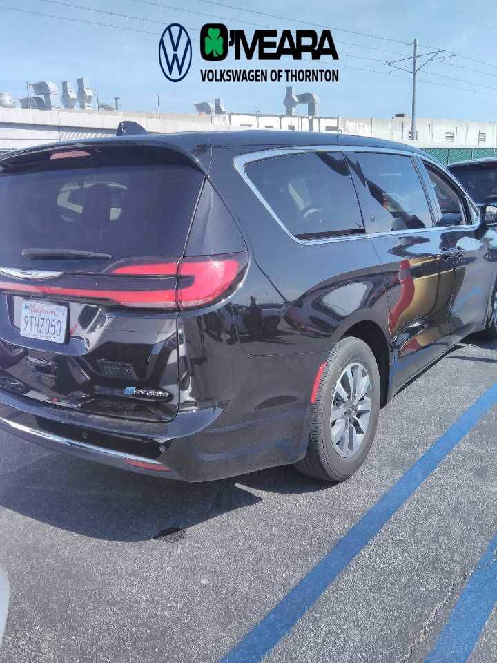 Used 2024 Chrysler Pacifica Limited FWD image 2