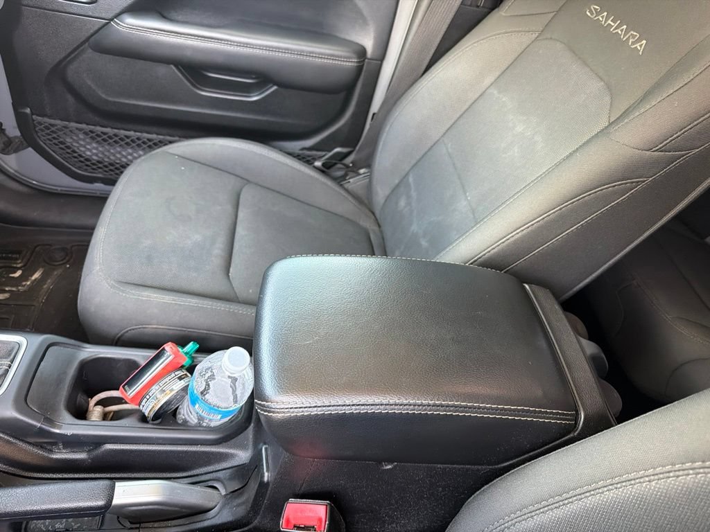 Used 2018 Jeep Wrangler Unlimited Sahara AWD/4WD image 9