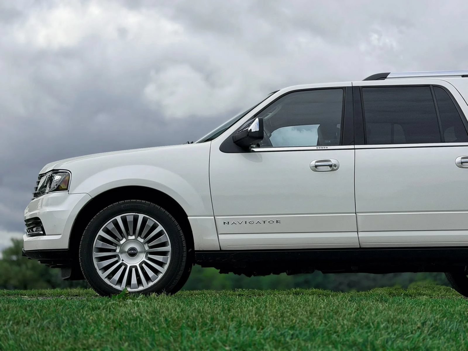 Used 2015 Lincoln Navigator L 4WD w/ Equipment Group 101A Reserve image 19