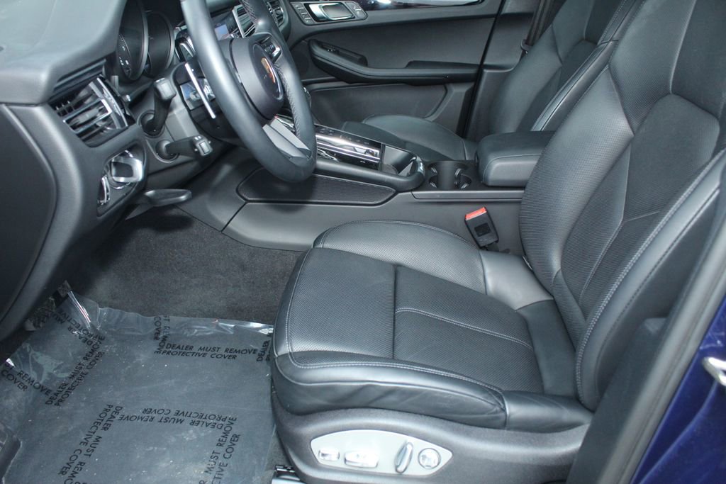 Certified 2024 Porsche Macan image 5
