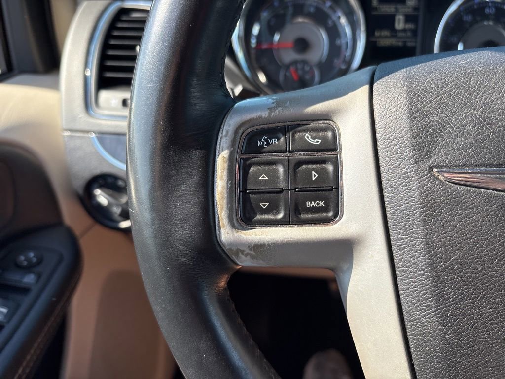 Used 2016 Chrysler Town & Country Touring w/ Driver Convenience Group image 19